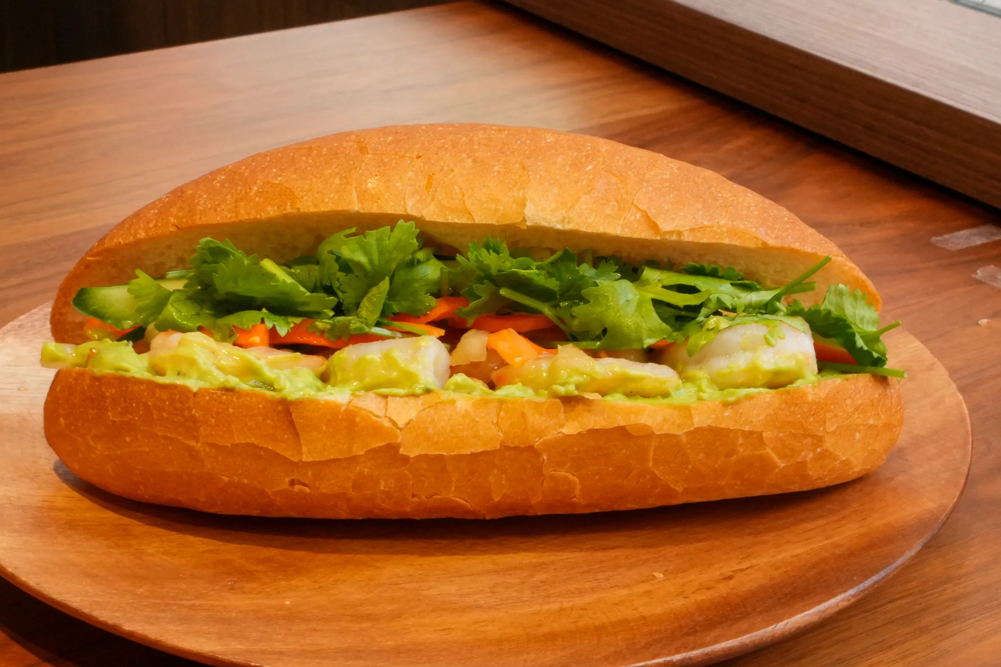 たっぷりの野菜と具材をはさんだバインミーの断面