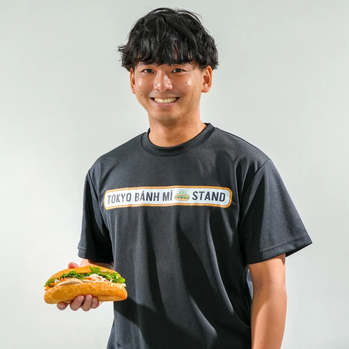 バインミーを手にした星翔