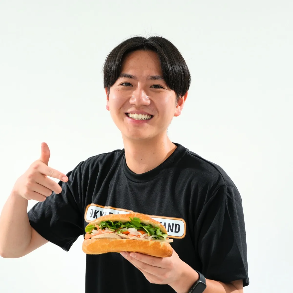 バインミーを手にした代表取締役の大山慶悟