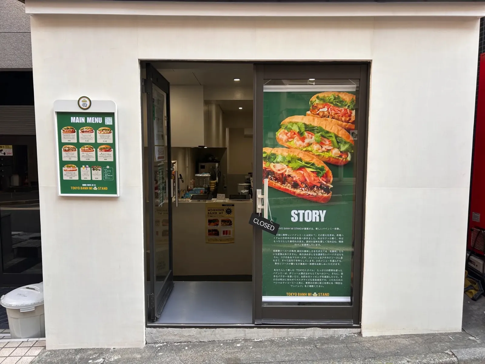 元赤坂本店の店頭。入口の左にメニュー、右のガラス面に店の紹介を掲げている